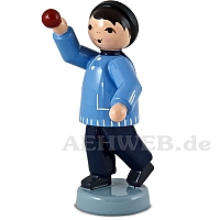 Junge mit Weihnachtsbaumkugel, blau