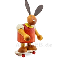 Maxi Hase mit Skateboard rot